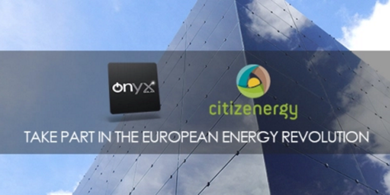 Edificio con vidrio fotovoltaico. Logos de Onyx Solar y Citizenergy.