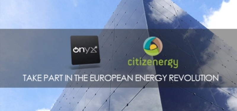 Edificio con vidrio fotovoltaico. Logos de Onyx Solar y Citizenergy. 