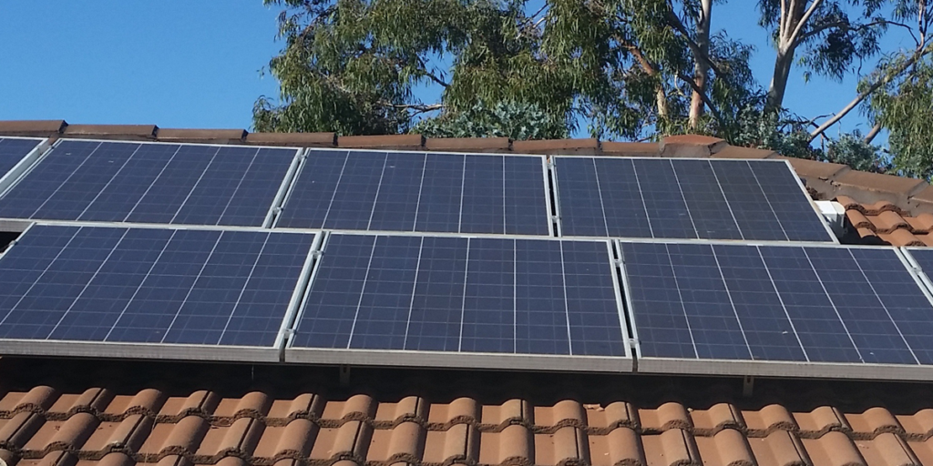 Instalación solar fotovoltaica para autoconsumo sobre cubierta de una vivienda.