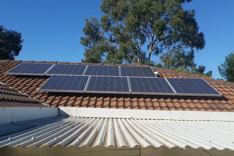 Instalación solar fotovoltaica para autoconsumo sobre cubierta de una vivienda. 