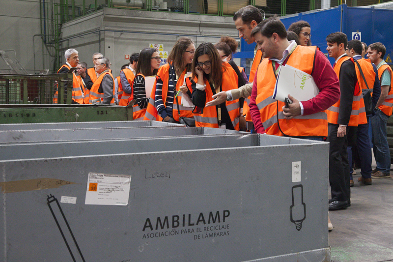 Productores adheridos a Ambilamp visitan la planta de reciclaje de RAEEs Recybérica Ambiental .