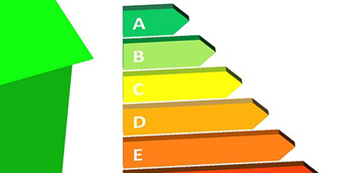 Infografía que representa una vivienda unifamiliar junto al etiquetado energético.