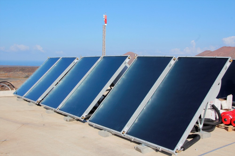 Paneles solares en la azotea del Centro Deportivo Municipal del Ayuntamiento de Yaiza. 