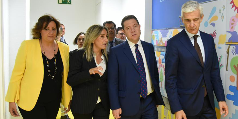 Emiliano García-Page y Patricia Franco visitan una fábrica de bebidas en Toledo.