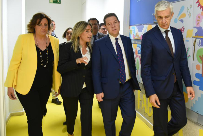 Emiliano García-Page y Patricia Franco visitan una fábrica de bebidas en Toledo. 