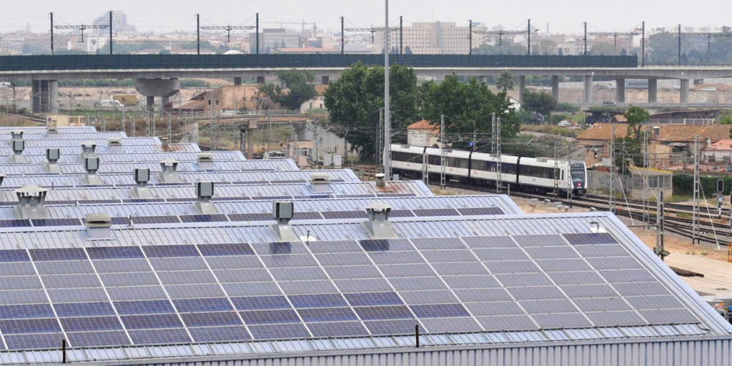 Instalación solar fotovoltaica sobre la cubierta de uno de los talleres de Ferrocarrils de Generalitat Valènciana.