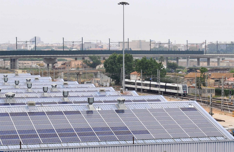 Instalación solar fotovoltaica sobre la cubierta de uno de los talleres de Ferrocarrils de Generalitat Valènciana. 