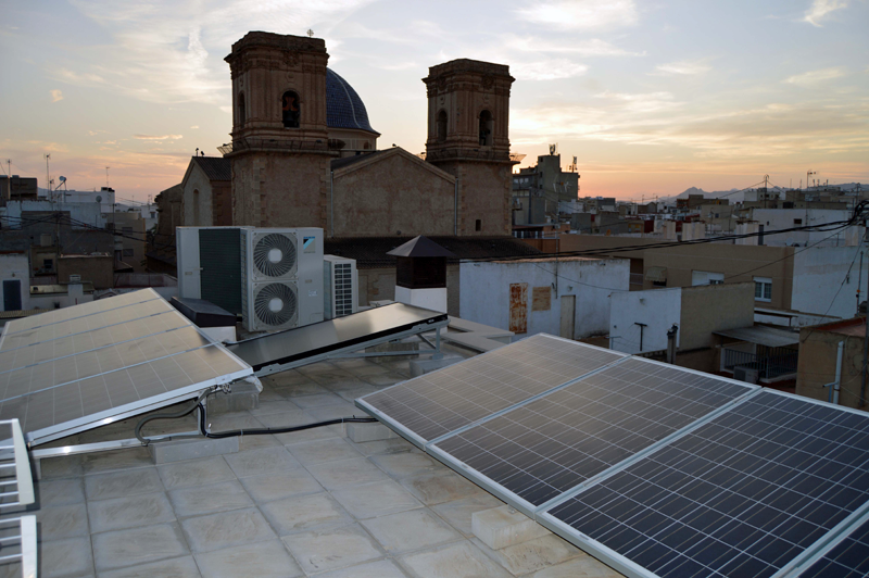 Instalación de autoconsumo fotovoltaico con vertido de excedente a red en Albatera, Alicante. 