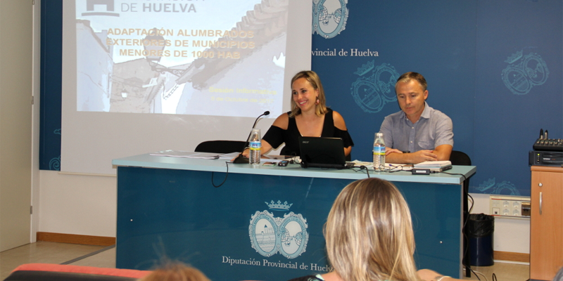 Diputada de Infraestructuras de la Diputación de Huelva ofrece una charla informativa a un grupo de represenantes locales sobre el Programa de Inversiones para Medidas de Ahorro y Eficiencia Energética.