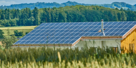 FENIE reúne a representantes políticos en una mesa redonda sobre Autoconsumo