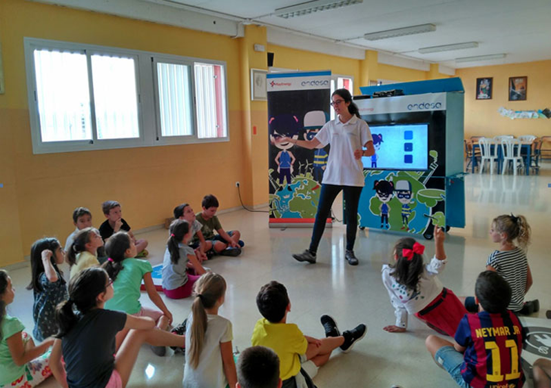 Monitora de Endesa Educa impartiendo sesión educativa sobre eficiencia energética en un colegio. 