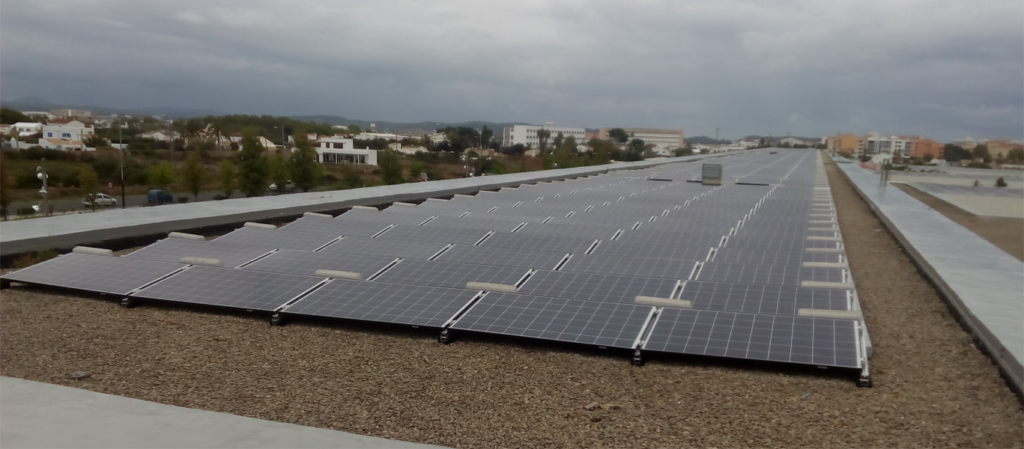 Instalación fotovoltaica en la cubierta del hospital Mateu Orfila, Menorca.