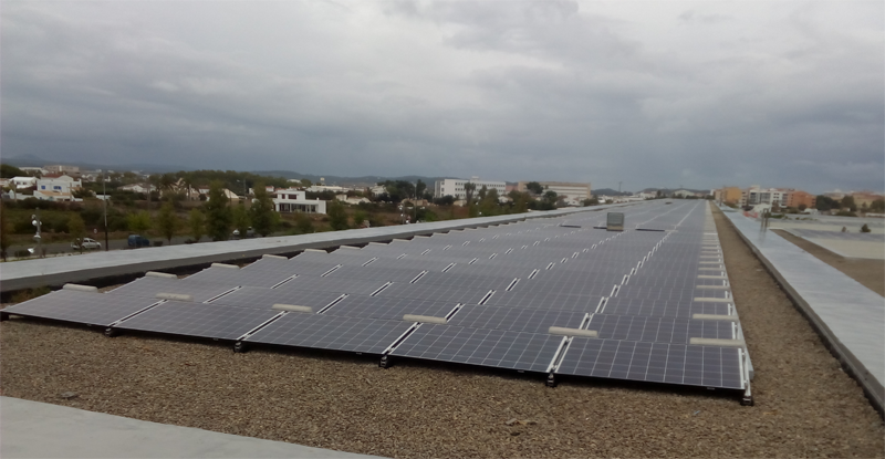 Instalación fotovoltaica en la cubierta del hospital Mateu Orfila, Menorca. 