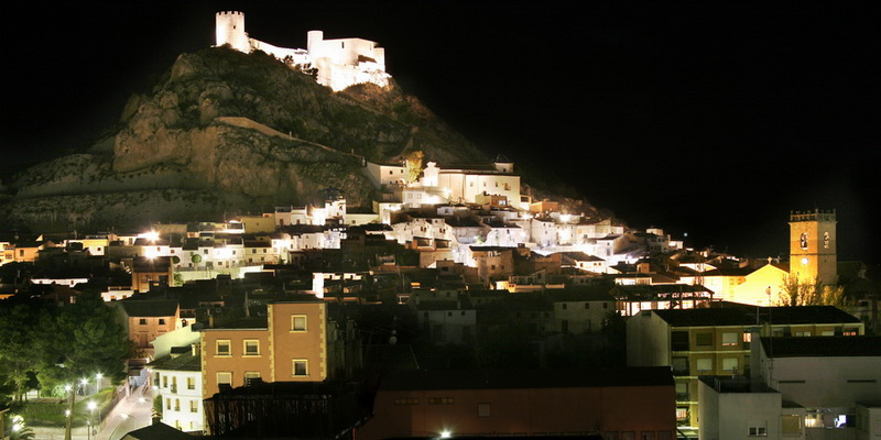 Panorámica nocturna de Castalla, en Alicante.