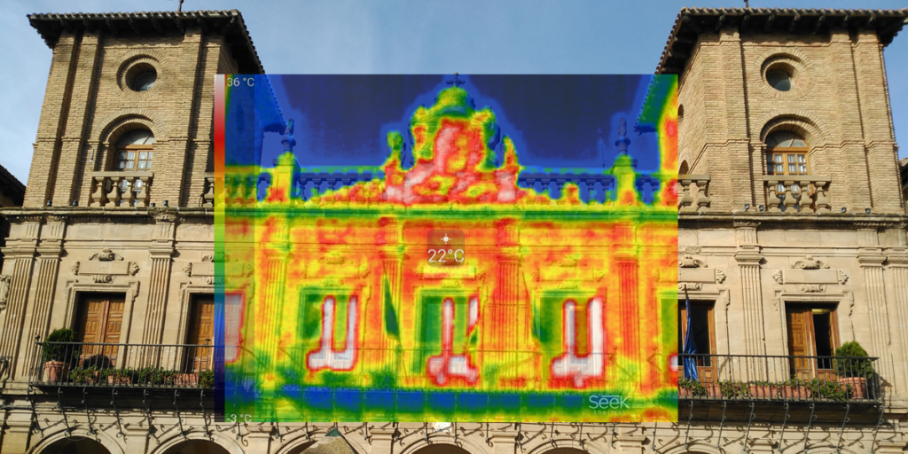Imagen de la fachada de un edificio municipal realizada con una cámara termográfica .
