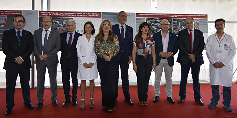 Autoridades que han participado en la colocación de la primera piedra de la central térmica del Hospital Reina Sofía de Córdoba.