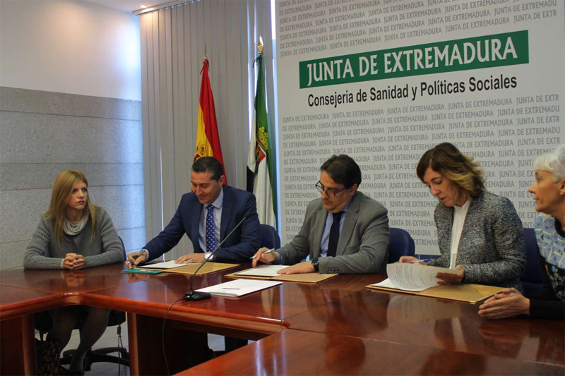 Firmantes del convenio por el que Agenex ofrece asesoramiento energético para las políticas de eficiencia energétca en los edificios sociosanitarios de la Junta de Extremadura.