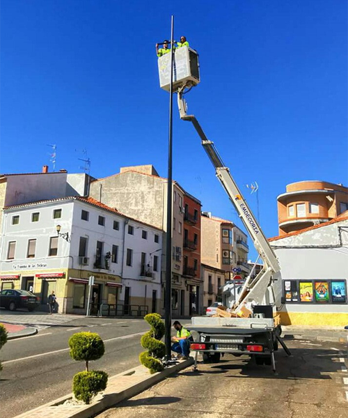 Operarios del Ayuntamiento de Coria haciendo trabajos de renovación de luminarias del alumbrado público. 