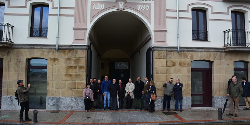 El consejero Arriola y el alcalde de Sestao visitan la Casa del Arco, tras su rehabilitación integral.