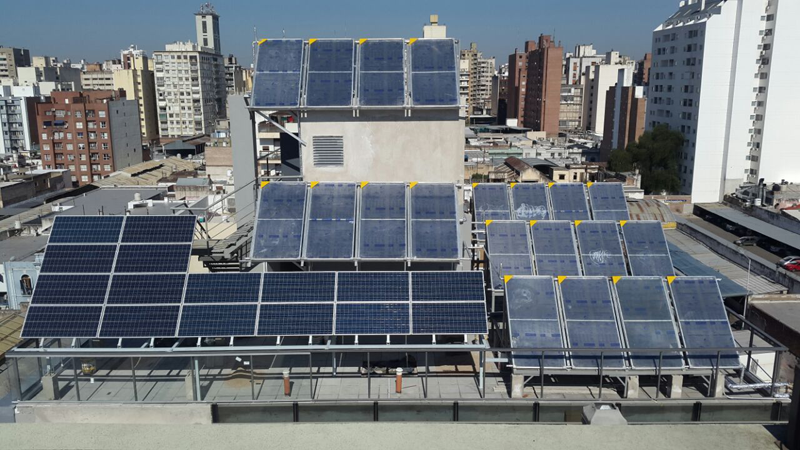 Paneles solares sobre cubierta de edificio. 