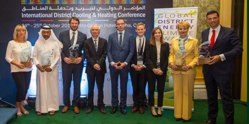 Premiados en los 2017 Global District Energy Climate Awards sostienen sus trofeos.
