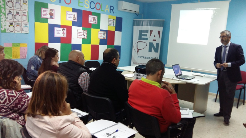 Voluntarios de ONGs en un aula recibiendo formación sobre vulnerabilidad energética. 