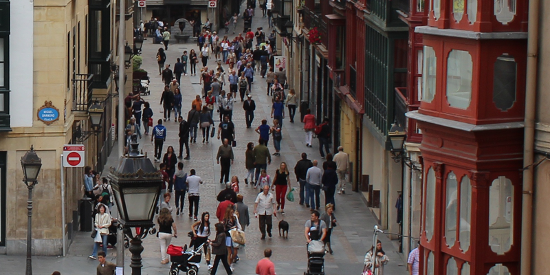 Una calle del centro de Bilbao con ciudadanos paseando.