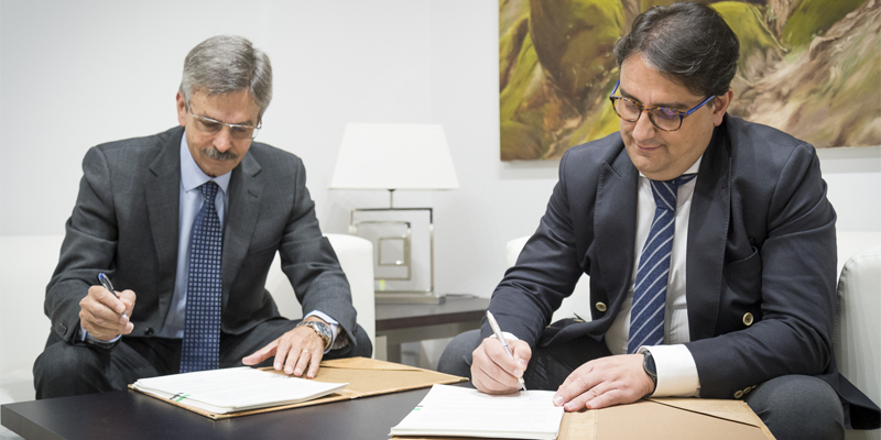 Los consejeros de Economía e Infraestructuras, José Luis Navarro, y de Sanidad y Políticas Sociales, José María Vergeles, de la Junta de Extremadura, firman un acuerdo de colaboración.