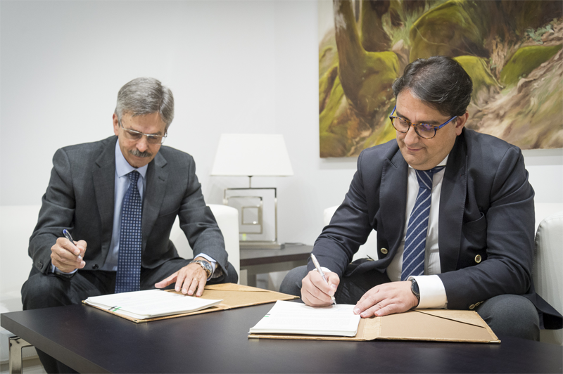 Los consejeros de Economía e Infraestructuras, José Luis Navarro, y de Sanidad y Políticas Sociales, José María Vergeles, de la Junta de Extremadura, firman un acuerdo de colaboración. 