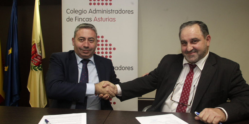 El momento de la firma entre el delegado para Asturias y Galicia de Gas Natural Servicios, José Antonio Sánchez Loureda, y el presidente del Colegio de Administradores de Fincas de Asturias, Anselmo Gómez Cortina. 