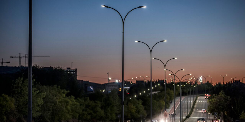 Iluminación viaria en una avenida de Guadalajara.