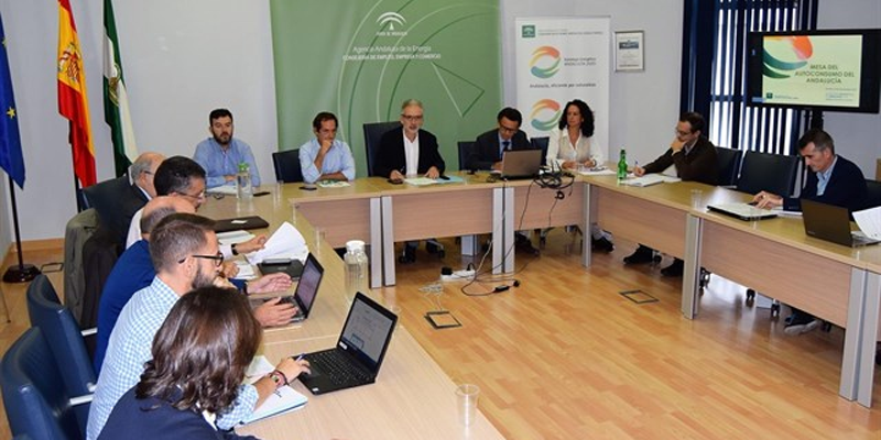 Reunión de integrantes de la Mesa para el Autoconsumo en Andalucía.