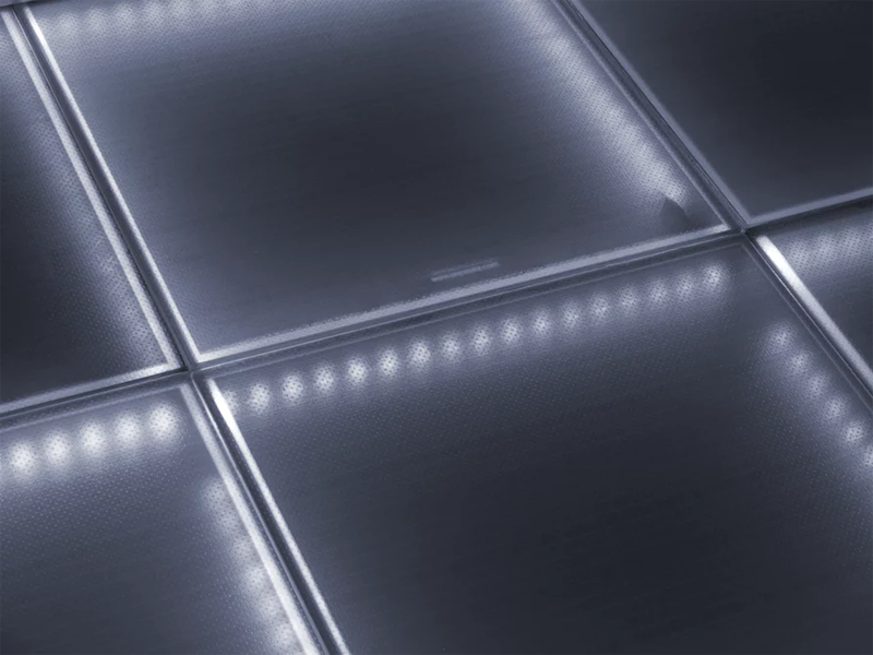 Baldosas de suelo solar fotovoltaico transitable de Onyx Solar. 