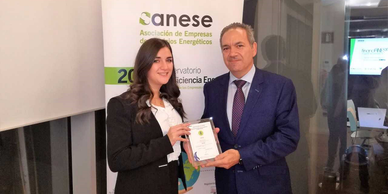 Manuel Acosta, presidente de Anese, entrega el distintivo ESE plus a la responsable de Eficia.