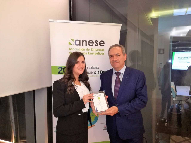 Manuel Acosta, presidente de Anese, entrega el distintivo ESE plus a la responsable de Eficia. 