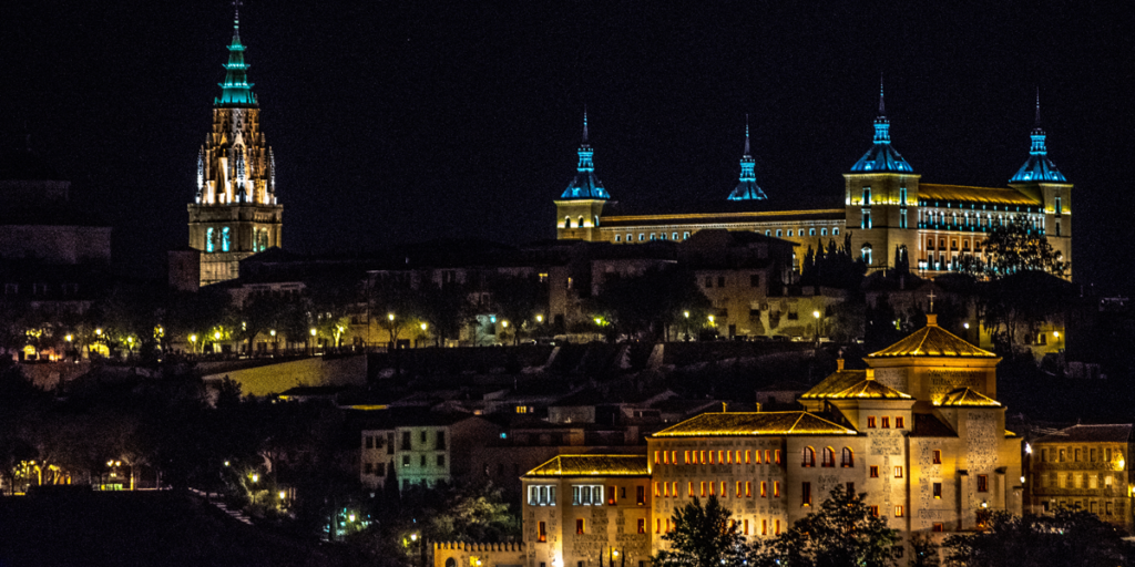 Vista panorámica nocturna de Toledo con el Alcázar al fondo.