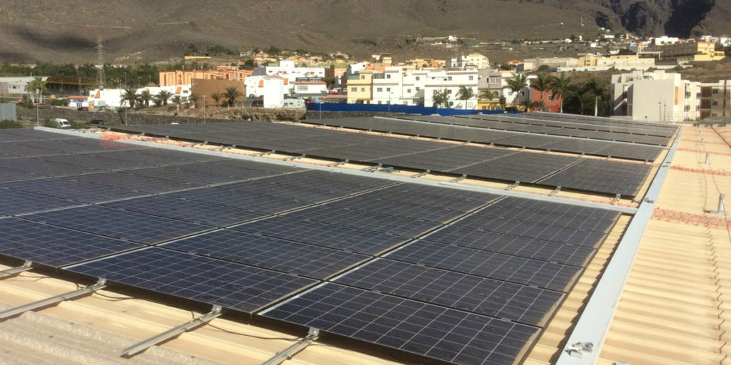 Paneles fotovoltaicos para autoconsumo sobre la cubierta de una cooperativa de envasado de plátanos en Adeje, Tenerife.