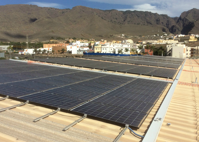 Paneles fotovoltaicos para autoconsumo sobre la cubierta de una cooperativa de envasado de plátanos en Adeje, Tenerife. 