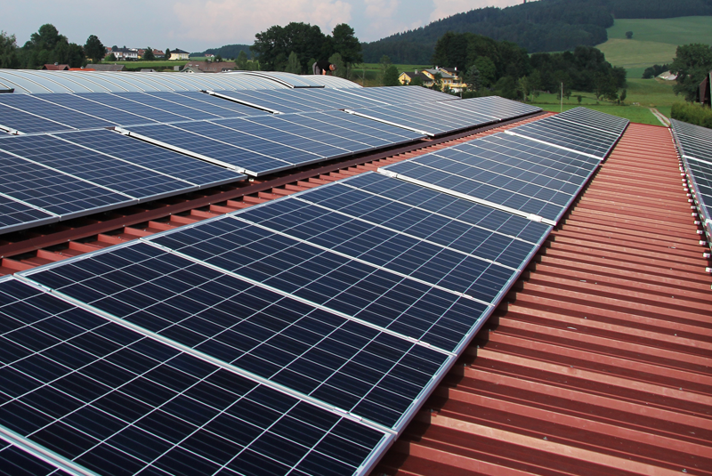 Instalación de autoconsumo fotovoltaico sobre la cubierta de un edificio. 