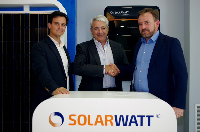 Representantes de Solarwatt e Iasol firman el acuerdo para impulsar el autoconsumo fotovoltaico en Aragón. 