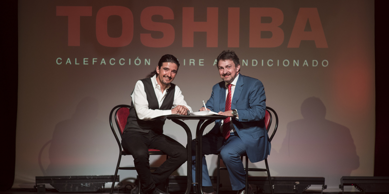 Firma del convenio entre el Teatro Príncipe Pío y Toshiba.