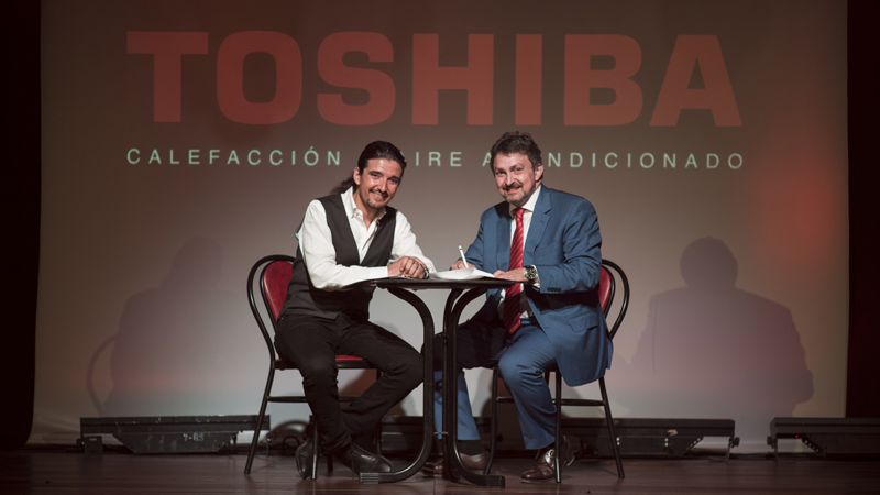 Firma del convenio entre el Teatro Príncipe Pío y Toshiba.