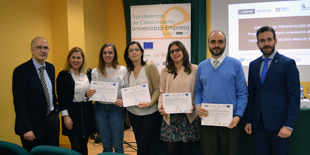 estudiantes, tutores y autoridades, tras la entrega de los diplomas del VII Concurso de Prototipos Orientados al mercado de la UEMC.