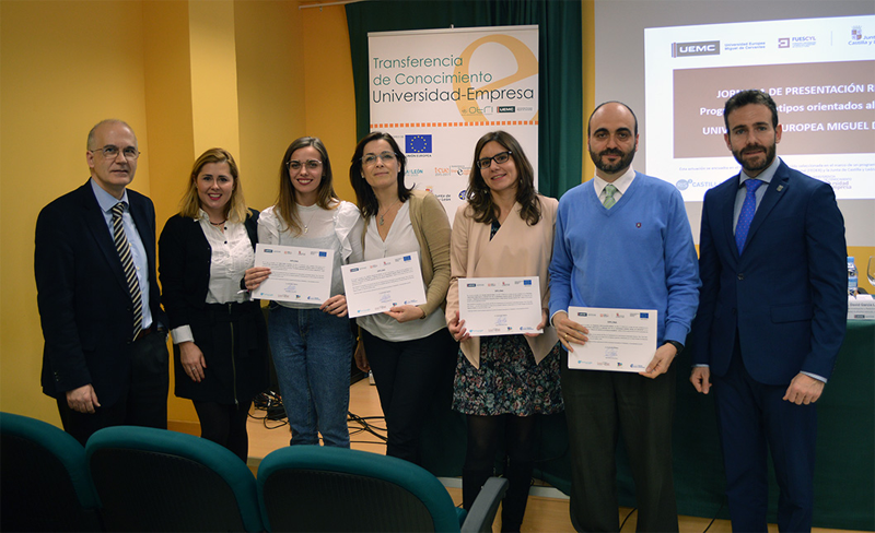 estudiantes, tutores y autoridades, tras la entrega de los diplomas del VII Concurso de Prototipos Orientados al mercado de la UEMC.