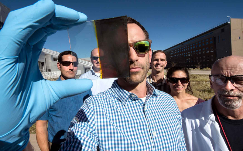 Investigadores muestran el vidrio de la ventana solar termocrómica. 