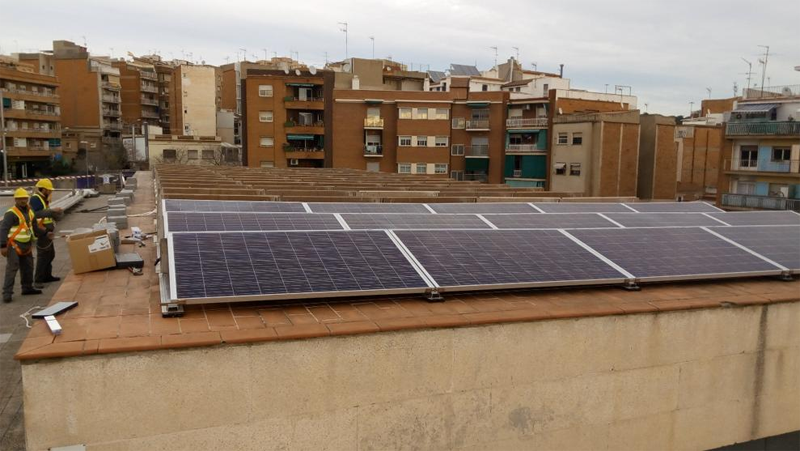 Obras de instalación de la planta solar en régimen de Autoconsumo sobre la cubierta del Mercado la Salud del Ayuntamiento de Badalona. 