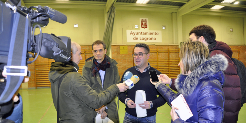 Rueda de prensa en polideportivo del Ayuntamiento de Logroño.