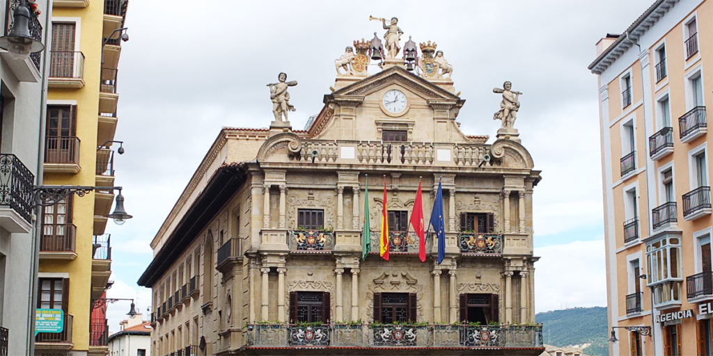 Fachada del Ayuntamiento de Pamplona.