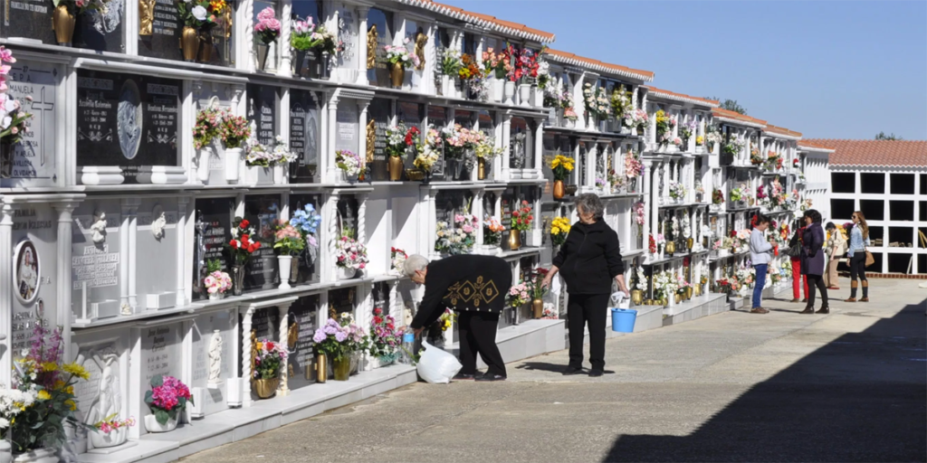 Cementerio de Badajoz. Nichos y mujeres colocando flores.