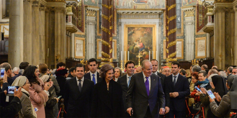 Don Juan Carlos y doña Sofía en el acto de inauguración de la iluminación de la Basílica Santa María la Mayor de Roma.
